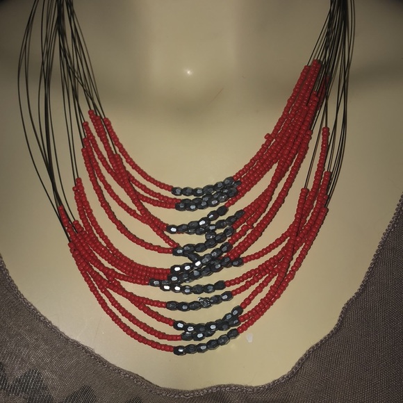 Statement Necklace with black and red small beads - Picture 2 of 10